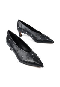 Czarne skórzane czółenka z zaostrzonymi noskami, ozdobione srebrnymi ćwiekami na cholewce oraz niewielkim obcasem. Gładka faktura i elegancki design.