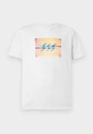 Biała koszulka z krótkim rękawem z prostokątną grafiką przedstawiającą trzy niebieskie płetwy deski surfingowej na żółto-różowym tle, umieszczoną na środku klatki piersiowej.