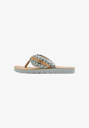 Geweven stoffen teensandalen in blauw en wit met tan leren accenten en een ronde gesp. Grijze, gestructureerde zool met golvende randen.