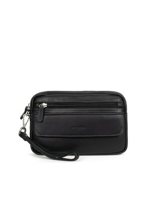Clutch in pelle nera con chiusura a zip, tasca frontale con zip, tracolla, e dettagli di cucitura sottili. Forma compatta e rettangolare.