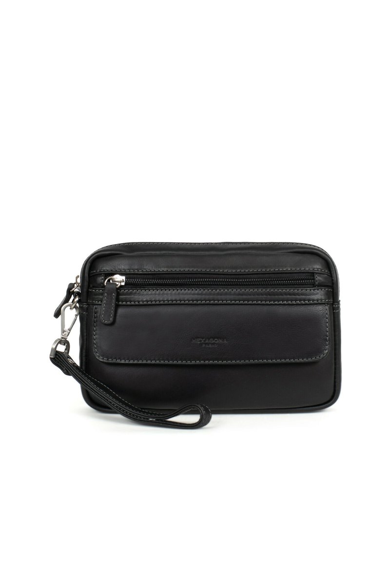 Clutch in pelle nera con chiusura a zip, tasca frontale con zip, tracolla, e dettagli di cucitura sottili. Forma compatta e rettangolare.