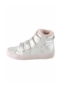 Sneaker alta metallica argento con tre strap in velcro, interno soffice rosa, suola in gomma testurizzata e motivo a stelle sul lato.