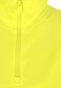 Magas láthatóságú sárga fleece félcipzáros pulóver, puha tapintással és megerősített varrással a nyakkivágás és a cipzár mentén.