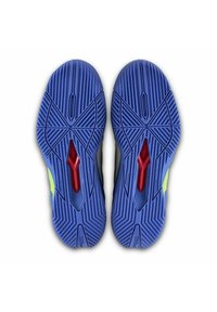 Blaue Gummisohlen von Sportschuhen mit einem strukturierten Grip-Muster. Merkmale in Rot und Gelb mit einem symmetrischen Design.