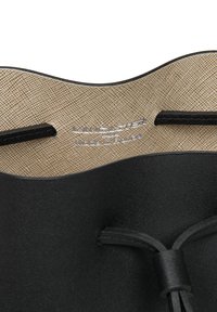 Interno di una borsa nera in pelle con rivestimento beige testurizzato, dotata di logo del marchio e chiusura a coulisse nera. Design liscio e strutturato.