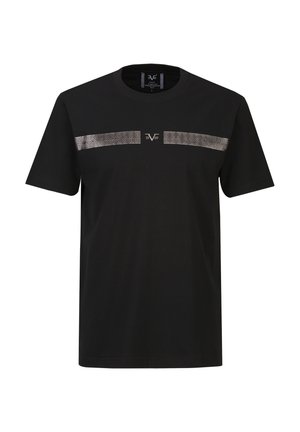 Schwarzes T-Shirt mit kurzen Ärmeln und silbernem griechischem Meander-Muster über der Brust sowie dem "19V69"-Logo, das zentriert oberhalb des Musters angebracht ist.