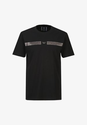 Zwart T-shirt met korte mouwen en zilveren Griekse sleutelmotief over de borst, met het logo "19V69" gecentreerd boven het motief.