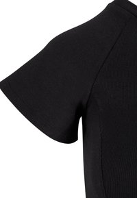 T-shirt noir côtelé avec des manches courtes et un col rond, mettant en avant une texture lisse et une coupe ajustée.