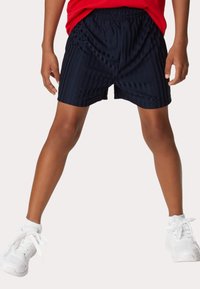 Marineblå sportsshorts med en stribet tekstur, elastisk talje og en afslappet pasform, parret med hvide sneakers.