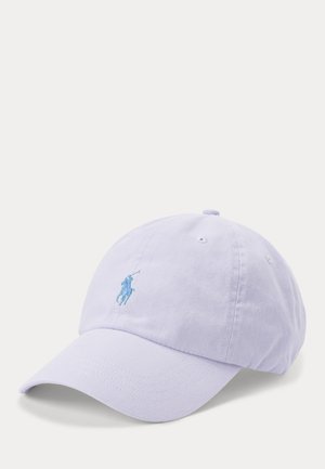 Gorra de béisbol blanca con visera curvada y logo bordado en azul de un jugador de polo en el frente, sobre un fondo blanco liso.