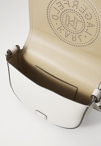 KARL LAGERFELD CIRCLE SADDLE PERFORATED - Borsa a tracolla - cement
