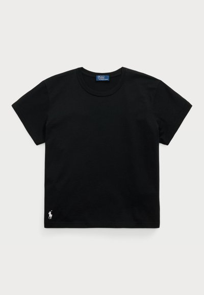 T-shirt preto de algodão com mangas curtas, decote redondo e um pequeno logotipo branco de polo no lado inferior esquerdo. Textura suave.