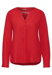 Rote Bluse mit langen Ärmeln aus glattem Stoff, mit V-Ausschnitt und Knopfleiste. Sie hat einen leicht geschwungenen Saum und geraffte Schultern.