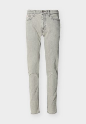 Jean slim gris clair avec cinq poches, fermeture par boutons et passants de ceinture, présenté à plat sur fond blanc.