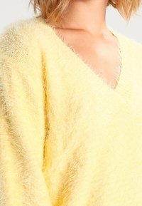 NA-KD Sweter