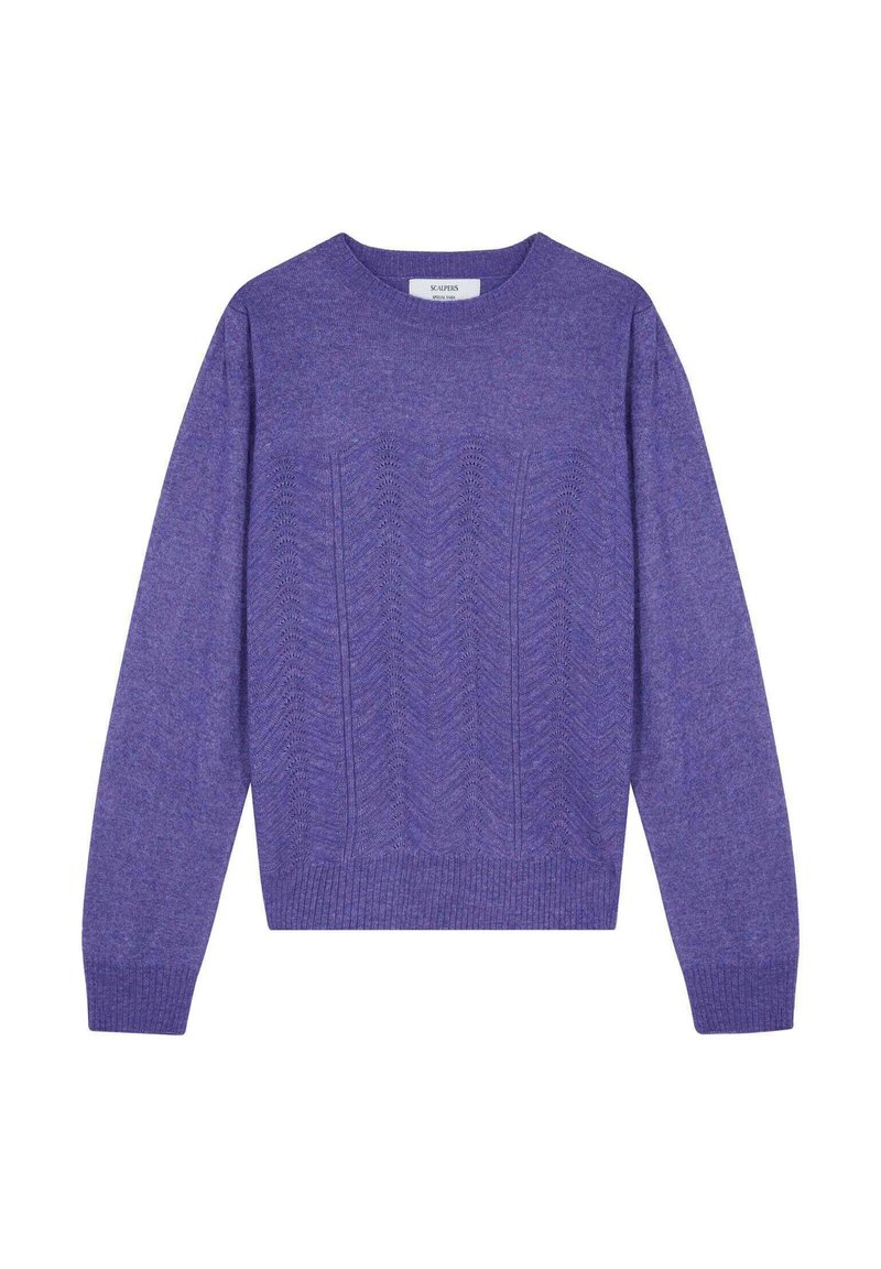 Lilla strikket sweater med rund hals, der har et struktureret chevronmønster foran samt ribbet manchetter og nederste kant.