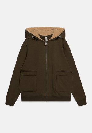 Haut de sweatshirt zippé marron avec une capuche en polaire beige, deux poches avant à rabat et des poignets et un ourlet côtelés. Matière douce avec une coupe décontractée.
