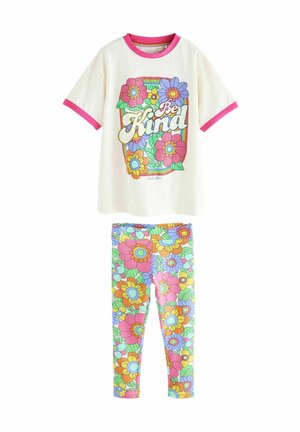 Lyhythihainen kerma väri t-paita, jossa on vaaleanpunaiset reunat, ja kukkakuviolla varustettu "Ole ystävällinen" -grafiikka; värikäs leggingsit, joissa on kukkakuviot vaaleanpunaisessa, sinisessä ja vihreässä.