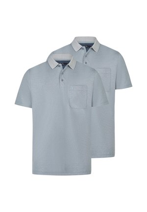 Zwei hellgraue Poloshirts mit kurzen Ärmeln, Kragen, Frontknöpfen und Brusttaschen, vor weißem Hintergrund dargestellt.