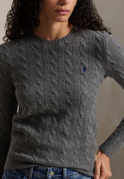 Szary sweter z dzianiny z grubą włóczką, z okrągłym dekoltem i ściągaczami na rękawach. Na piersi widoczne jest małe niebieskie logo.