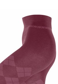 Chaussette marron haut de genou en matériau lisse, dotée d'un motif en losanges et d'une bande supérieure côtelée.
