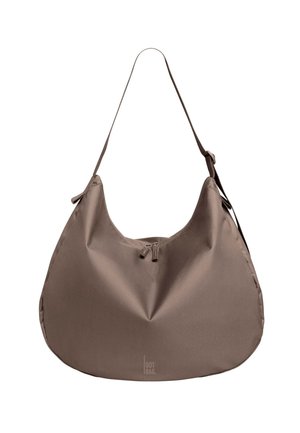 Brun skuldertaske i blødt stof med en enkelt justerbar rem og en lynlåslukning i midten øverst.