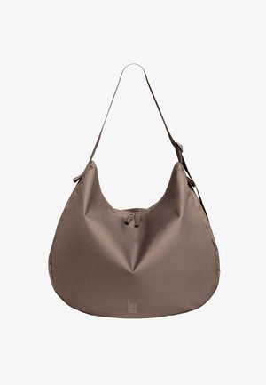 Braune Stoffschultertasche mit glatter Textur, großer, runder Form, oben mit Reißverschlussverschluss und verstellbarem Gurt. Mit Logo auf der Vorderseite.