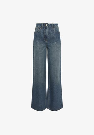 Jeans de mezclilla de color azul claro, de pierna ancha y cintura alta, con un sutil patrón de tachuelas y un diseño clásico de cinco bolsillos.