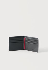 Μαύρο πορτοφόλι δερμάτινο διπλό με πολλαπλές θέσεις για κάρτες και υφασμάτινη λεπτομέρεια με ρίγες σε κόκκινο, λευκό και μπλε στο κεντρικό δίπλωμα.