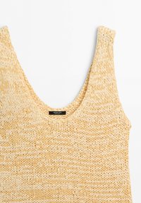 Top senza maniche in maglia giallo e crema con scollo a girocollo e motivo in filato strutturato.