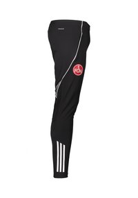 Schwarze Sportleggings aus feuchtigkeitsableitendem Material, mit einem roten runden Logo, weißen Akzenten und drei vertikalen Streifen nahe dem Knöchel.