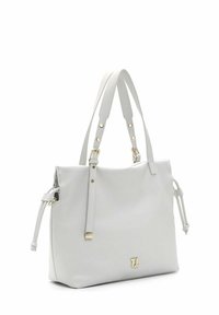 Sac cabas en cuir blanc avec doubles poignées, bandoulière réglable, quincaillerie dorée et petit logo embossé dans le coin inférieur avant.