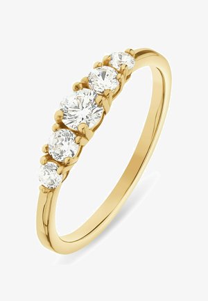 Gouden bandring met vijf rond geslepen diamanten in een graduatiepatroon, vastgezet door gouden klauwen.