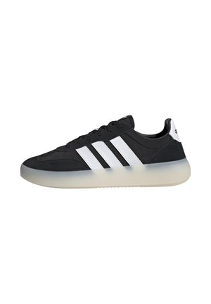 Schwarzer Sneaker mit glatter Textur, drei weißen Streifen und einer halbtransparenten Sohle. Rundliche Zehenform und Schnürdesign.