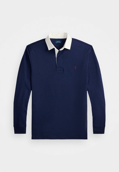 Cămașă polo cu mânecă lungă, de culoare bleumarin, fabricată din bumbac, având un guler alb, o plachetă cu nasturi și un mic logo roșu pe partea stângă a pieptului.