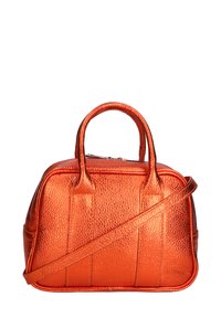 Borsa metallicarancio con superficie testurizzata, manici doppi e tracolla removibile. Presenta una chiusura con zip e una forma strutturata.