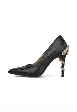 Zapato de salón negro de tacón alto con patrón texturizado y un detalle de espiral de serpiente dorada envuelto alrededor del tacón y la parte trasera.
