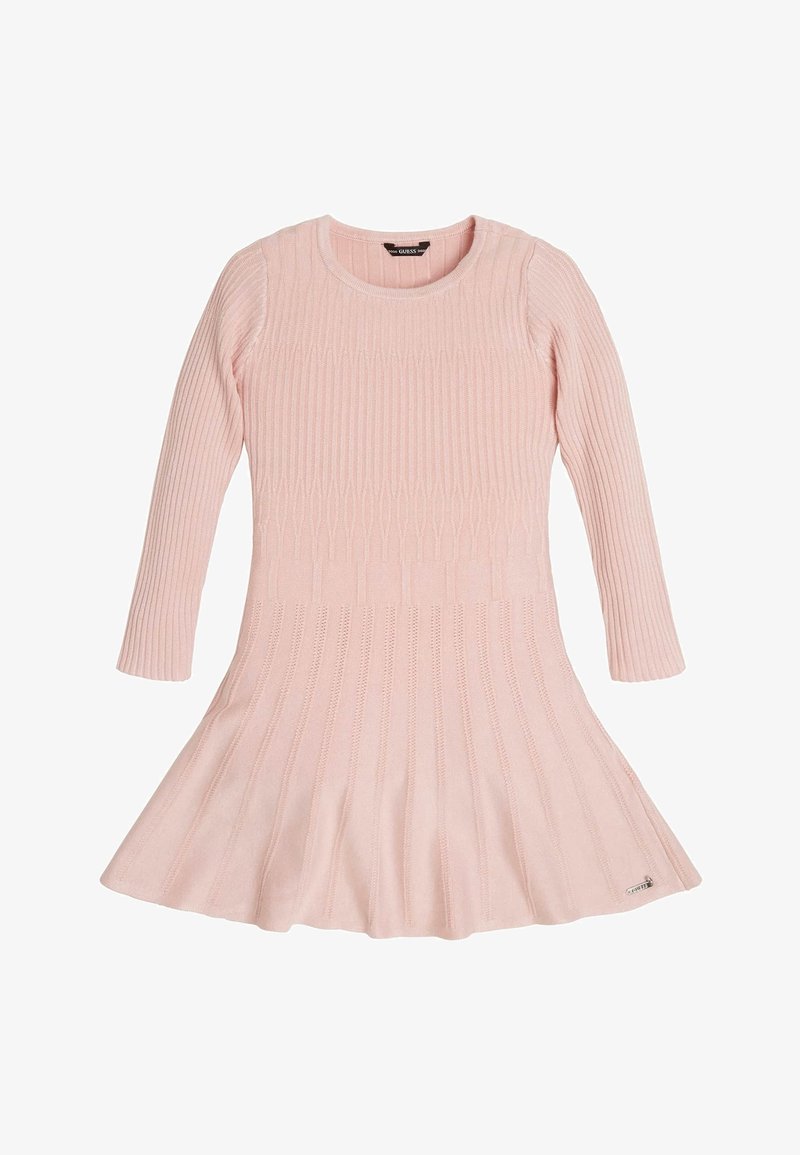 Robe en maille rose pâle à manches longues avec texture côtelée et jupe évasée, dotée d'un col rond et d'une petite étiquette métallique de la marque près de l'ourlet.