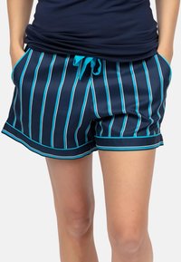 Marineblauwe zwemshorts met verticale strepen in lichtblauw en wit. Voorzien van een trekkoord in de taille en zijzakken. Glad, lichtgewicht materiaal.