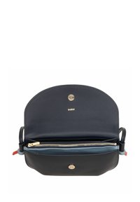 Borsa in pelle blu navy con parte superiore arrotondata, accessori dorati, tasca interna con zip e texture liscia. Presenta doppi manici di colori a contrasto.