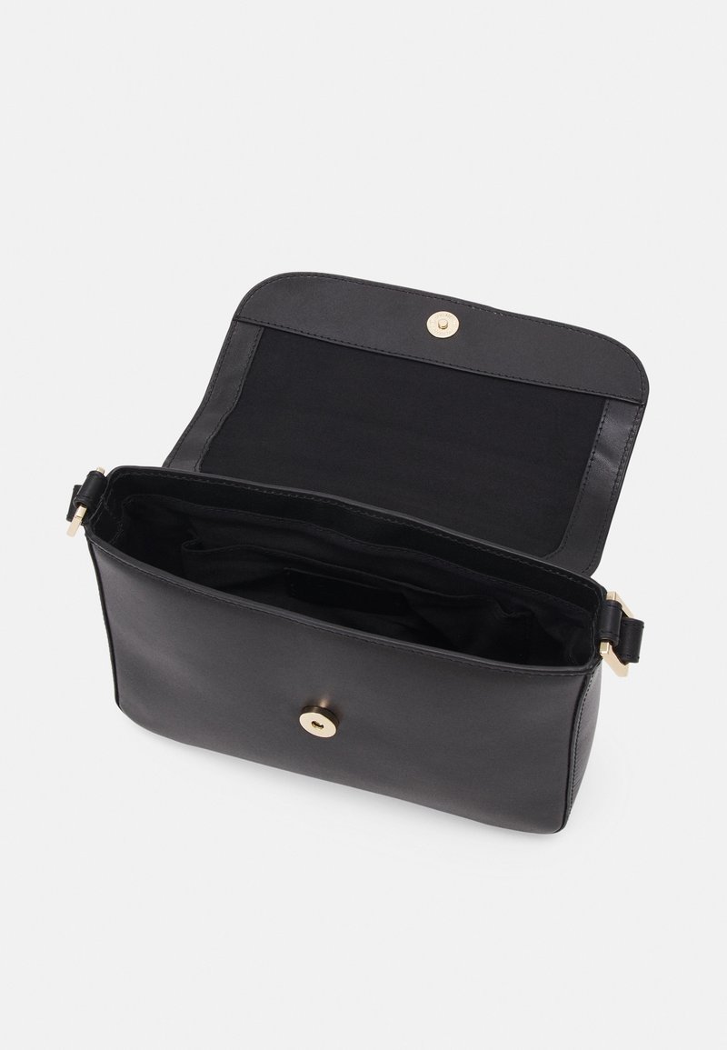 Sac bandoulière rectangulaire noir avec rabat ouvert, montrant les compartiments intérieurs et les fermetures à boutons magnétiques dorés.