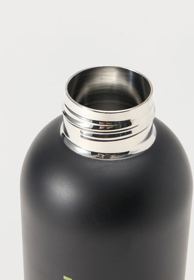 Μαύρο ματ μεταλλικό μπουκάλι νερού με ανοιχτό ασημένιο σπειροειδές λαιμό και λείες στρογγυλεμένες ωμοπλάτες σε λευκό φόντο.
