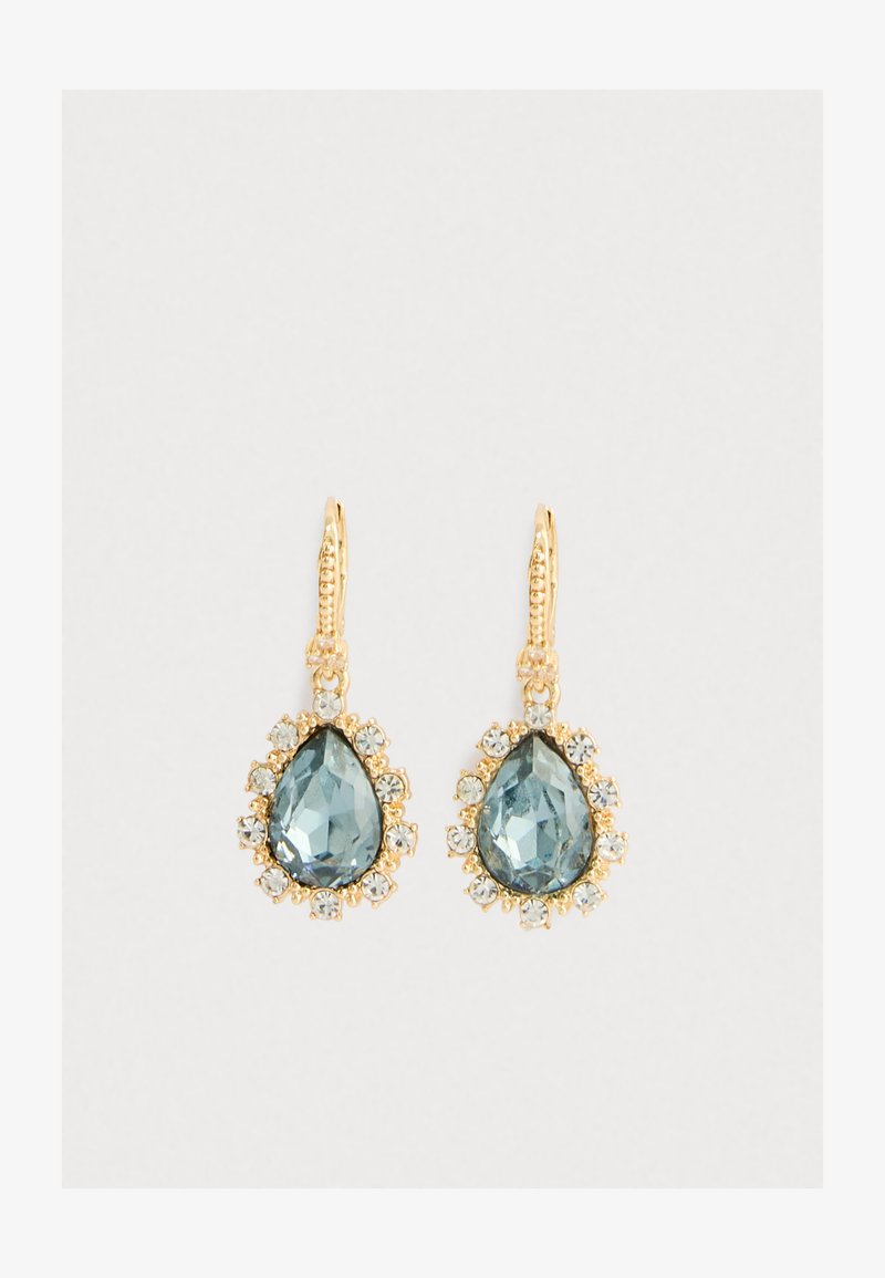 Cercei lungi din aur, având un gemstone albastru în formă de lacrimă, înconjurat de mici cristale clare. Design detaliat cu cârlige texturate pentru cercei.