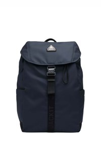 Zaino navale con pattina superiore, spallacci regolabili, chiusura a clip frontale, tasche laterali e dettaglio con logo triangolare. Realizzato in materiale resistente.