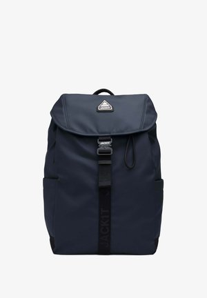 Mochila navy con una solapa superior, correas ajustables, cierre frontal de clip, bolsillos laterales y detalle de logotipo triangular. Fabricada con material duradero.