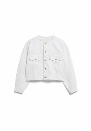 Witte denim jack, bijgesneden, met lange mouwen, knoopsluiting aan de voorkant en twee borstzakken met knoopklepjes, platliggend op een witte achtergrond.