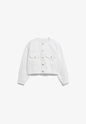 Zugeschnittene weiße Jeansjacke mit langen Ärmeln, Knopfleiste vorne und zwei Brusttaschen mit Knopfklappen, flach auf weißem Hintergrund liegend.