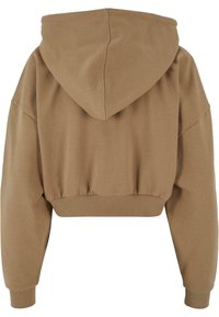 Kuttet hettegensere i brunt stoff med hette, senkede skuldre og ribbestrikkede cuffs. Glatt tekstur med et tettsittende liv.