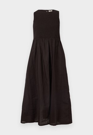 Rochie midi neagră fără mâneci, cu bust smock și fustă adunată, fluierătoare, realizată dintr-un material ușor.