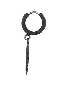 Svart hoop-örhänge med en texturerad fjäderpendel. Hoopen är cirkulär med en matt yta, medan fjädern har fina detaljer och en slät yta.